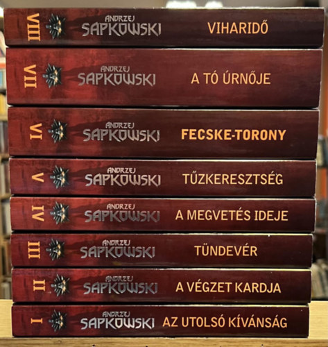 Andrzej Sapkowski - Vajk - The Wicher I-VIII.: Az utols kvnsg + A vgzet kardja + Tndevr + A megvets ideje + Tzkeresztsg + Fecske-torony + A t rnje + Viharid