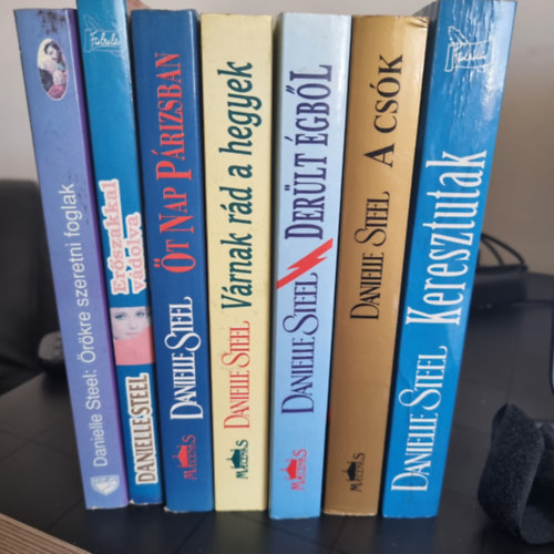 7db Danielle Steel: A cs�k+ Der�lt �gb�l+ V�rnak R�d a Hegyek+ �t Nap P�rizsban+ Er�szakkal V�dolva+ �r�kre Szeretni Foglak+ Keresztutak