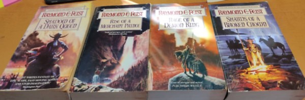 Raymond E. Feist - 4 db Raymond E. Feist: The Serpentwar Saga: Shadow of a Dark Queen; Rise of a Merchant Prince; Rage of a Demon King; Shards of a Broken Crown