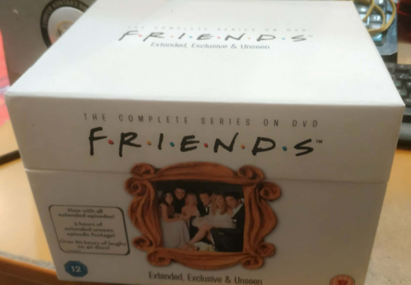 David Schwimmer Courteney Cox - Friends Extended, Exclusive & Unseen - Jóbarátok Teljes 10 évad és füzet, díszdobozban (40 DVD)