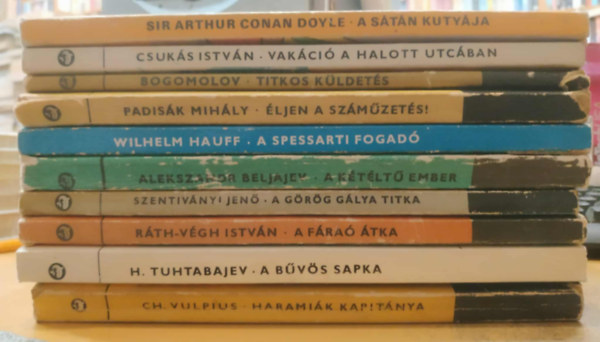 Beljajev, Christian Vulpius, Ráth-Végh István, Szentiványi Jenő, Padisák Mihály, Csukás István, H. Tuhtabajev, Wilhelm Hauff, Arthur Conan Doyle Bogomolov - 10 db Delfin könyv: A bűvös sapka; A fáraó átka; A görög gálya titka; A kétéltű ember; A sátán kutyája; A spessarti fogadó; Éljen a száműzetés!; Haramiák kapitánya; Titkos küldetés; Vakáció a halott utcában
