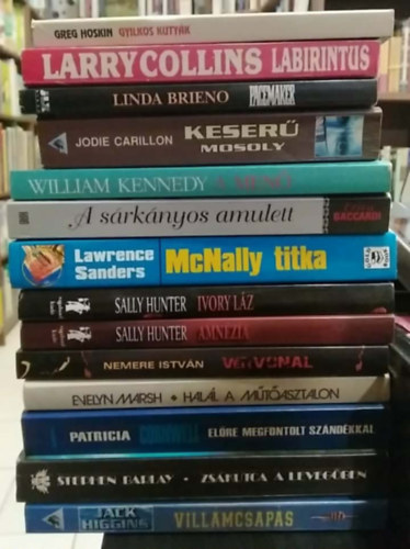 Stephen Barlay, Patrizia Cornwell, Evelyn Marsh, Nemere István, Sally Hunter, Lawrence Sanders, Erica Baccardi, William Kennedy, Jodie Carillon, Linda Brieno, Larry Collins, Greg Hoskin Jack Higgins - 14 db-os KÖNYVMENTŐ AJÁNLAT, krimi: Villámcsapás+ Zsákutca a levegőben+ Előre megfontolt szándékkal+ Halál a műtőasztalon+ Vérvonal+ Amnézia+ Ivory láz+ McNally titka+ A sárkányos amulett+ A menő+ Keserű mosoly+ Pacemaker+ Labirin