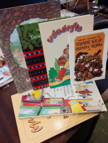 �gai �gnes , K�ny�di S�ndor, Szab� Ern�, Hans Christian Andresen, Seb�k Zsigmond Kolozsv�ri Grandpierre Endre (szerk.) - Klasszikus mesek�nyv csomag 6 darabos K�NYVMENT� AJ�NLAT: Harminc kalap, harminc majom, V�s�rfia, Tavaszi tarisznya, Az �rd�g kilencz k�rd�se, A szerencset�nd�r s�rcip�je, Mack� �r utaz�sai