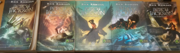 Rick Riordan - 5 db Percy Jackson �s az olimposziak: A vill�mtolvaj + A tit�n �tka + Csata a labirintusban + A sz�rnyek tengere + Az utols� olimposzi