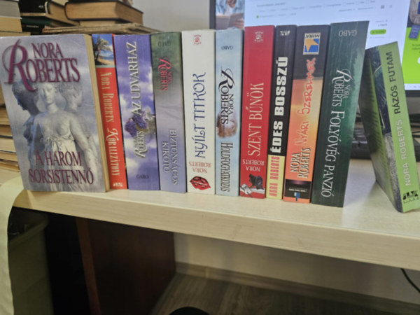 Nora Roberts - 11db Nora Roberts k�tet, K�NYVMENT� AJ�NLAT: A h�rom istenn�+ Korallz�tony+ Az udvarh�z+ Biztons�gos kik�t�+ Ny�lt titkok+ Holdfogyatkoz�s+ Szent b�n�k+ �des bossz�+ Ny�ri szerelmek+ Foly�v�g panzi�+ R�z�s futam
