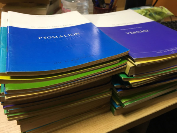 46 db Populart füzetek sorozatból: Sámánok és táltosok, Éjjeli menedékhely, Hajnal hasad, Lear király, A csavar fordul egyet, Pygmalion, Szép magyar komédia, Fentebb stylus, A fekete törpe, Lüszisztraté, Danton halála, Így írtok ti,