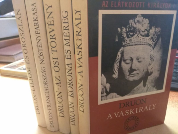Druon - Az elátkozott királyok - Az ősi törvény, Franciaország nőstényfarkasa, Liliom és oroszlán