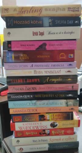 Sylvia Day, Erich Segal, Nora Roberts, Sandra Brown, Amanda Quick, Mary Jo Putney Tbb szerz - 17 db romantikus m: Szerelmes jszakk+Szirmok a szlben+Shanna+A rejtlyes idegen+Botrny+A lny, aki kmforr vlt+Mire jflt t az ra+Sunny Chandler visszatr+A csapda+Hiba meneklsz+A tisztessg parancsa+Bbjosok+Tzes n