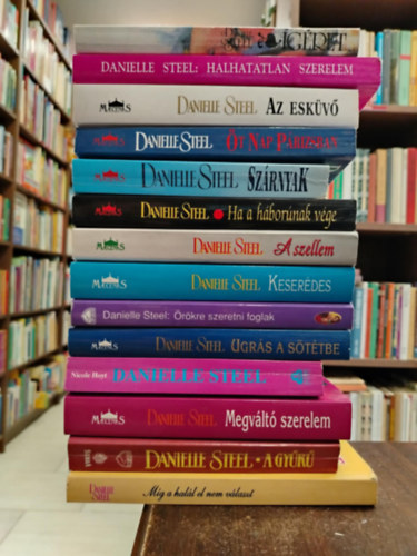 Danielle Steel - K�NYVMENT� AJ�NLAT, 14 db. Danielle Steel. �g�ret+ Halhatatlan szerelem+ Az esk�v�+ �t nap P�rizsban+ Sz�rnyak+ Ha a h�bor�nak v�ge+ A szellem+ Keser�des+ �r�kre szeretni foglak+ Ugr�s a s�t�ts�gbe+