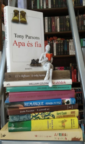 William Golding, Robert Merle, E. T. A. Hoffmann, John Updike, Erich Maria Remarque, Giséle Prassinos, Karel Capek, Moses Isegawa, Louis de Berniéres Tony Parsons - 10 db-os KÖNYVMENTŐ AJÁNLAT, világirodalom: Afrikai krónikák+ Senor Vivo és a kokainbáró+ Harc a szalamandrákkal+ A szenvedő arc+ Hiába futsz+ Szenvedélyes szeretet+ Az Eastwicki boszorkányok+ Az utódok+ Az ördög bájitala+ Apa és f