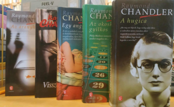 Raymond Chandler - 5 db Raymond Chandler: A hugica + Az aranyhalak + Az okoskod� gyilkos + Egy angliai ny�r + Visszaj�tsz�s