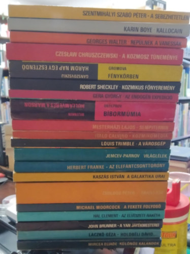 Zsoldos Pter, Mircea Eliade, Mesterhzi Lajos, Szentmihlyi Szab Pter, Karin Boye, Georges Walter, Czeslaw Chruszczewski, Ganszovszkij-Gromova, Robert Sheckley, Louis Trimble, J Italo Calvino - 20 db-os KNYVMENT AJNLAT, sci-fi: Klns kalandok+ Holdbli Dvid+ A Yan jtkmesterei+ Az elveszett rakta+ A fekete folyos+ Tvoli tz+ A Galaktika urai+ Az elefntcsonttorony+ Vilgllek+ A vrosgp+ Kozmikomdia+ Sempiter