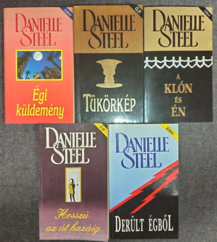 Danielle Steel - (5db) Danielle Steel romantikus k�nyvcsomag: Der�lt �gb�l / Hossz� az �t haz�ig / A kl�n �s �n / T�k�rk�p / �gi k�ldem�ny