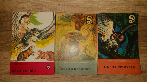 Szürke Bagoly - 3 kötet a Delfin könyvek című sorozatból állatokkal a főszerepben: Ébred a dzsungel, A néma völgyben, Két kicsi hód