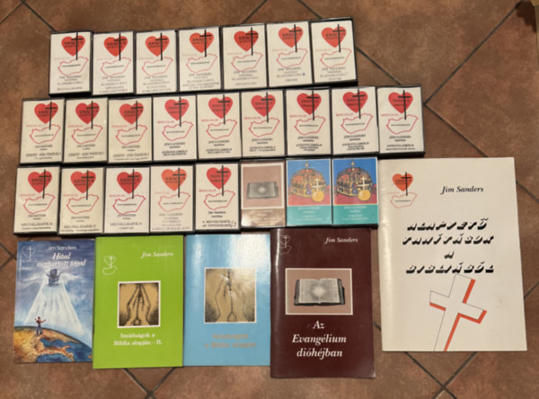 Jim Sanders - 5 m� Jim Sanders toll�b�l �s 24 db kazetta a tan�t�saival. K�nyvek: Hited megtartott t�ged, Az Evang�lium di�h�jban, Im�ds�gok a Biblia alapj�n I.-II., Alapvet� tan�t�sok a Bibli�b�l. Kazett�k: Gy�gyul�sr�l 1-6, Szeretet Isten