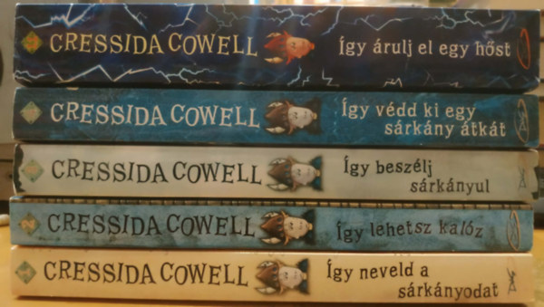 Cressida Cowell - 5 db �gy neveld a s�rk�nyodat: 1. �gy neveld a s�rk�nyodat; 2. �gy lehetsz kal�z; 3. �gy besz�lj s�rk�nyul; 4. �gy v�dd ki egy s�rk�ny �tk�t; 11. �gy �rulj el egy h�st