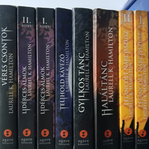 Laurell K. Hamilton - Laurell K. Hamilton knyvcsomag: Vres csontok / Lidrces lmok 1-2. / Telihold kvz / Gyilkos tnc / Halltnc / Lelncolt Nrcisszus 1-2.