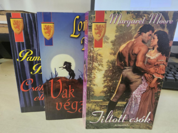 Lorraine Heath, Pamela Britton Margaret Moore - Tiltott cs�k + Vak v�gzet+ Cs�kjaidt�l elb�v�lve