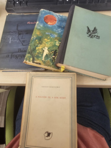 Ernest Hemingway - 4db Hemingway m, KNYVMENT AJNLAT: A folyn t, a fk kz+ Akirt a harang szl+ Afrikai vadsznapl+ Bcs a fegyverektl