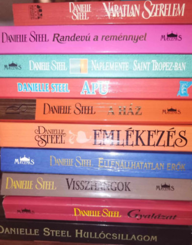 Danielle Steel - 10 db-os Danielle Steel KNYVMENT AJNLAT: Vratlan szerelem, Randev a remnnyel, Naplemente Saint Tropez-ban, Apu, A hz, Emlkezs, Ellenllhatatlan erk, Visszhangok, Gyalzat, Hullcsillagom
