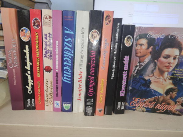 Victoria Morrow, Diana Palmer, Charlotte O'Brien, Salinger Richárd, Heather Graham, Jennifer Blake, Linda Madl, Ivory Sanders, Cynthia Wright Rita Haowart - 12db romantika, KÖNYVMENTŐ AJÁNLAT: Csapás és szenvedély+ Angyal a karjaimban+ Érzelmek mámorában+ Hajnal az öböl felett+ A szerelem könyvei+ A szökevény+ Harag és szenvedély+ Gyengéd varázslat+ A szenvedély lángjai+ Halvány hold