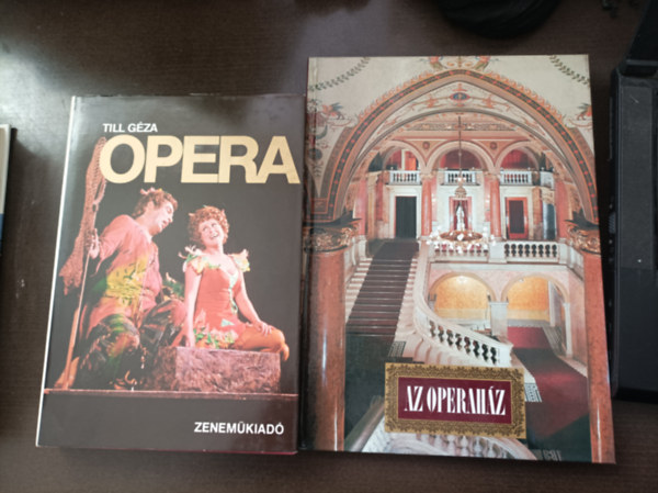 2db könyv az Operáról: