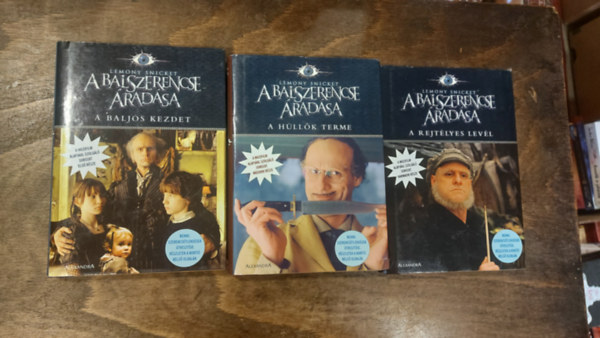Lemony Snicket - A balj�s kezdet + A h�ll�k terme +A rejt�lyes lev�l  A balszerencse �rad�sa I.-II.-III.  (3 m� )