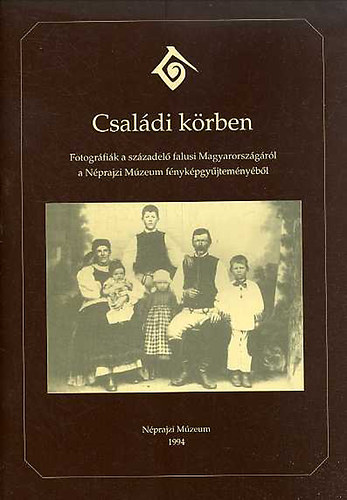 N�prajzi M�zeum - Csal�di k�rben (fotogr�fi�k a sz�zadel� falusi Magyarorsz�g�r�l)