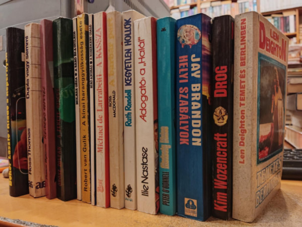 Michael de Larrabeiti, Orosz Zoltn, Robert van Gulik, Ruth Rendell, Ross MacDonald, Ross Thomas, Bokor Lszl, Peter O'Donnell, Len Deighton, Kim Wozencraft, Jay Brandon, Ilie Patricia Highsmith - 15 db krimi: A hiszkeny csal; A br s a gyilkos; Temets Berlinben; Drog; Helyi szablyok; Adogat: a "Hall"; A knai haranggyilkossg esete; Kegyetlen hollk; A barbr part; Dupla vagy semmi; Riad a kpernyn; Modesty Blaise; A