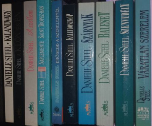 Danielle Steel - Danielle Steel k�nyvcsomag (10 darab) Szenved�ly, Er�sebb a szerelemn�l, Kaleidoszk�p, Baleset, Kalandv�gy, A kl�n �s �n, V�ratlan szerelem, A szellem, Sz�rnyak, Naplemente Saint Tropez-ban