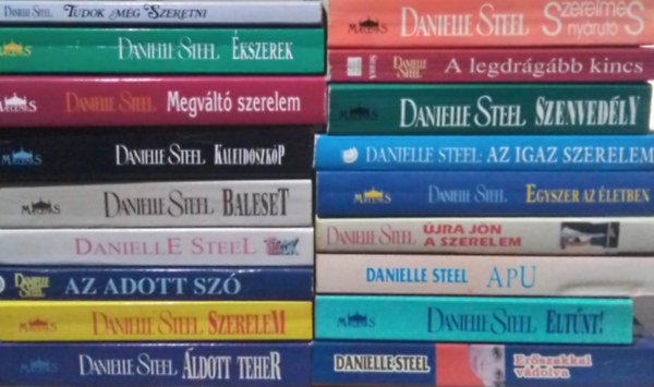 Danielle Steel - Danielle Steel knyvcsomag (18db) Tudok mg szeretni, kszerek, megvlt szerelem, kaleidoszkp, baleset, titkok, az adott sz, szerelem, ldott teher, szerelmes nyrut, a legdrgbb kincs, szenvedly, az igazi szerelem, egyszer az le