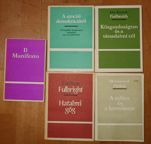 J. K. Galbraith, Mohammed Heikal, Rossana Rossanda J. William Fulbright - 5 k�tet a Kossuth Kiad� korl�tozottan, bels� haszn�latra 500 p�ld�nyban megjelentetett politikai sorozat�b�l: Il Manifesto, Hatalmi g�g, K�zgazdas�gtan �s t�rsadalmi c�l, A szoci�ldemokr�ci�r�l, A szfinx �s a kommisz�r