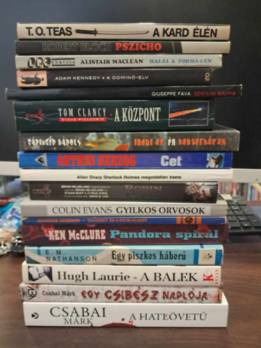 T. O. Teas, Robert Bloch, Alistair MacLean, Adam Kennedy, Tom Clancy, S�ringer K�roly, Arthur Herzog, Allen Sharp, Colin Evans, Georges Simenon, Ken McClure, Ken McClure, Csabai M�rk Giuseppe Fava - 17 db krimi K�NYVMENT� AJ�NLAT: Szic�liai maffia, A kard �l�n, Pszicho, Hal�l a Forma-1-en, A domin�-elv, A k�zpont, Indul az �n barkterh�zam, Cet, Sherlock Holmes megoldatlan este, Robin Hood, Gyilkos orvosok, Maigret �s a kicsi Albert,
