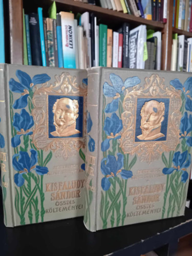 Szerz� Kisfaludy S�ndor Szerkeszt� Rad� Antal Zilahi Kiss B�la Grafikus Telegdy L�szl� Tull �d�n Neogr�dy Antal R�thy Lajos - Kisfaludy S�ndor �sszes k�ltem�nyei I-II.  Aranyozott, sz�nezett kiad�i eg�sz v�szonk�t�s, Magyar m�v�szek eg�sz oldalas rajzaival illusztr�lva. Nyomatott Wodianer F. �s Fiain�l, Budapest saj�t k�ppel