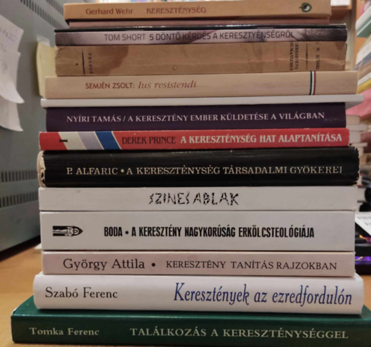Arend van Leeuwen, H. W. R�ssel, Tom Short, David Gooding, Semj�n Zsolt, Dr. Szegedi L�szl�, Ny�ri Tam�s, Prosper Alfaric, Derek Prince, Kov�cs Vencel, Boda L�szl�, Gy�rgy Atti Gerhard Wehr - 15 db Kereszt�nys�g: Kereszt�nys�g (Vil�gvall�sok); A kereszt�nys�g a vil�gt�rt�nelemben; Kereszt�nys�g: �pium vagy igazs�g; 5 d�nt� k�rd�s a kereszt�nys�gr�l; Kereszt�ny humanizmus;