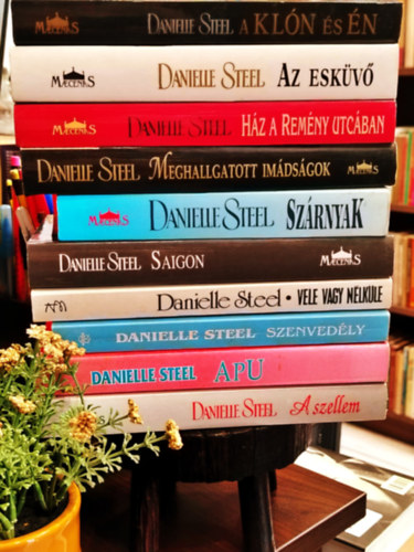 Danielle Steel - K�NYVMENT� AJ�NLAT, 10 DB. Danielle Steel. A kl�n �s �n, Az esk�v�, H�z a rem�ny utc�ban, Meghallgatott im�ds�gok, Sz�rnyak, Saigon, Vele vagy n�lk�le, Szenved�ly, Apu, A szellem