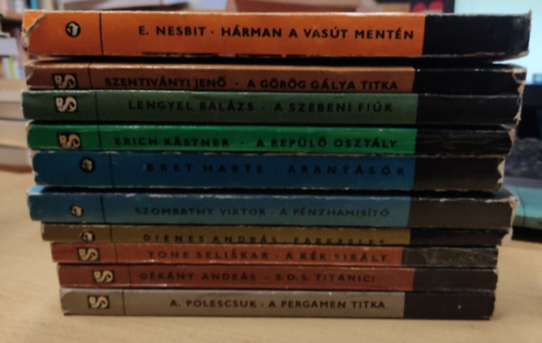 Delfink�nyv csomag: A pergamen titka + SOS Titanic + A k�k sir�ly + Farkasles + A p�nzhamis�t� + Arany�s�k + A rep�l� oszt�ly + A szebeni fi�k + A g�r�g g�lya titka + H�rman a vas�t ment�n