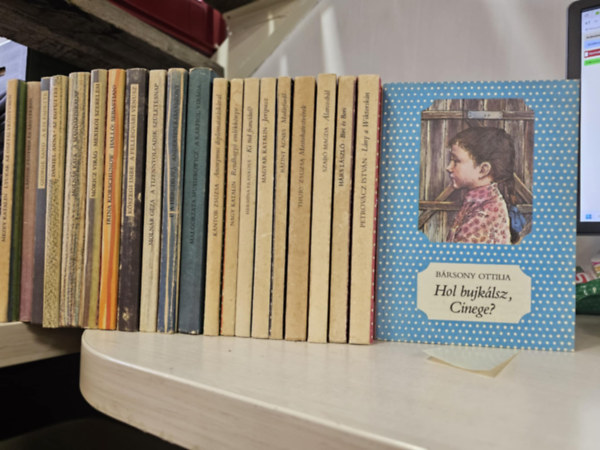 Petrov�cz Istv�n, H�rs L�szl�, Szab� Magda, Thury Zsuzsa, B�lint �gnes, Magyar Katalin, Herm�na Frankov�, Nagy Katalin, K�ntor Zsuzsa, Malgorzata Musierowicz, Iva Herc�ko B�rsony Ottilia - 21db p�tty�s �s cs�kos k�nyv, K�NYVMENT� AJ�NLAT: Hol bujk�lsz Cinege?+ L�ny a Wiktorsk�n+ Biri �s Bori+ �larcosb�l+ Mostohatestv�rek+ Mad�rf�rd�+ Jeripusz+ Ki tud franci�ul?+ Rendhagy� eml�kk�nyv+ Anonymus diplomatat�sk�val+