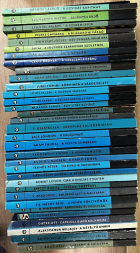 102 db Delfin k�nyv: Bob kapit�ny, Roppannak a sapkar�zs�k, Az �rnasz�d foglyai, Lusta Emmi �s a szerelem, Tumb�, az �r�k rem�ny fia, Az eln�k fut�ra, Harami�k kapit�nya, S�rk�nyok nyom�ban, Vesz�lyes szaf�ri, A pergamen titka, A