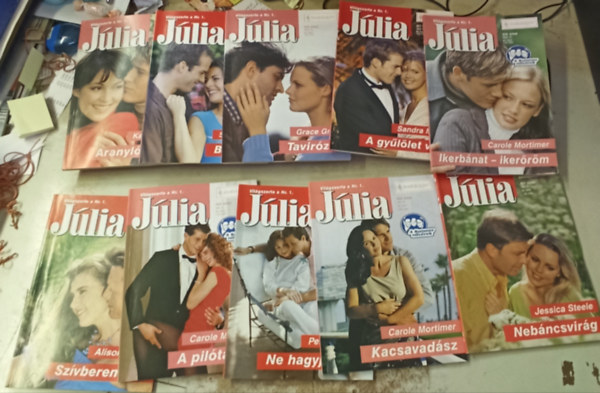 Carole Mortimer, Penny Jordan, Alison Fraser, T�bb szerz� Jessica Steele - 10 J�lia magazin (321-330) lapsz�mig: Neb�ncsvir�g +Kacsavad�sz +Ne hagyj �rv�n! +Sz�vberendez� +Ikerb�nat-iker�r�m +A gy�l�let v�ge +Tavir�zsa +B�bj�t�k +Aranyl� hajnal +A pil�tal�ny