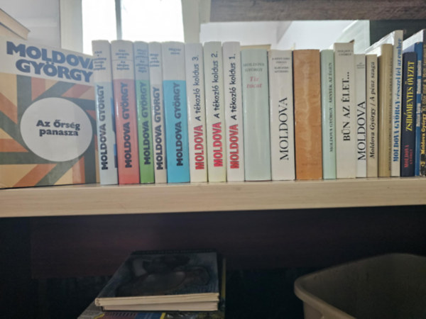 Moldova Gy�rgy - 21db Moldova k�tet, K�NYVMENT� AJ�NLAT: Az �rs�g panasza+ Akit a mozdony f�stje megcsapott+ G�zl�mp�k alatt- Az idegen bajnok+ Mag�nyos pavilon- Az elbocs�tott l�gi�+ Negyven pr�dik�tor+ Magyar atom+ A t�kozl� koldus 1-3+ T�z tucat