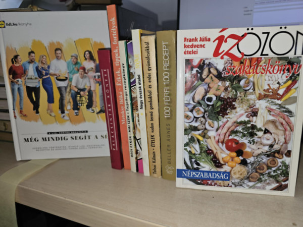 Frank J�lia, Bell�r �gnes Matolcsy Ildik� - 9db gasztron�miai k�tet, K�NYVMENT� AJ�NLAT: M�g mindig seg�t a s�f+ Palacsint�k k�nyve+ �tkek, tippek, fort�lyok+ R�gi �tkek- Mai �zek+ K�nai f�z�iskola+ N�gy �vszak �telei- Ny�r+ �telek vadon term� gomb�kb�l �s erdei gy�