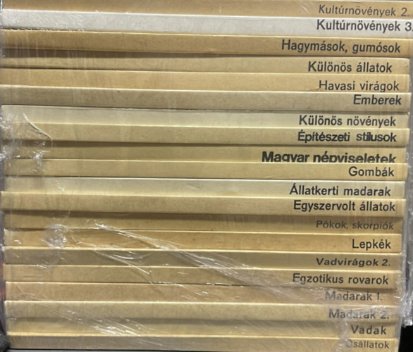 Kolibri K�nyvkiad� B�v�r Zsebk�nyvek - 20db B�v�r k�nycsomag:Kult�rn�v�nyek 2-3 - Hagym�sok, gum�sok - K�l�n�s �llatok - Havasi vir�gok - Emberek - K�l�n�s n�v�nyek - �p�t�szeti st�lusok - Magyar n�pviseletek - Gomb�k - �llatkerti madarak - Egyszervolt �llatok -