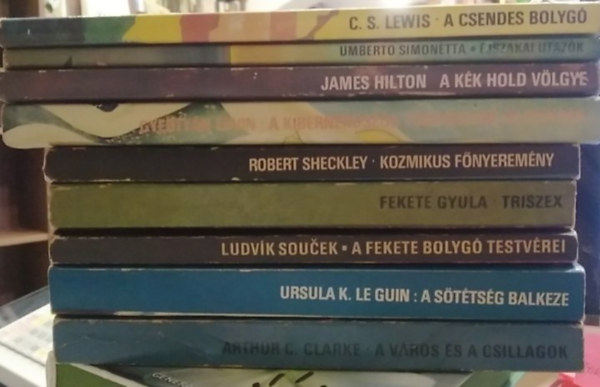 Umberto Simonetta, James Hilton, Gyertyán Ervin, R. Sheckley, Fekete Gyula, Ludvík Soucek, Ursula K. Le Guin, A. C. Clarke C. S. Lewis - 9 db-os KÖNYVMENTŐ AJÁNLAT, fantasztikus és sci-fi: A város és a csillagok+ A sötétség balkeze+ A fekete bolygó testvérei+ Triszex+ Kozmikus főnyeremény+ A Kiberneroszok tündöklése és bukása+ A Kék Hold völgye+ Éjszakai utazók+