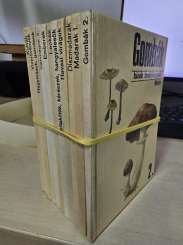 11db B�v�r zsebk�nyv, K�NYVMENT� AJ�NLAT: Kuty�k, V�zin�v�nyek, Hagym�sok gum�sok, Vadvir�gok 2, Emberek, Lepk�k, Szitak�t�k k�r�szek hangyales�k, Havasi vir�gok, D�szmadarak, Madarak 1, Gomb�k 2