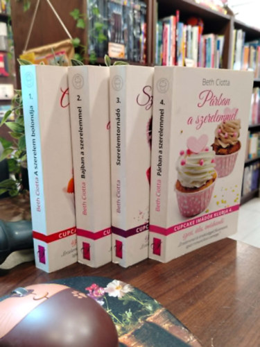 Cupcake Imádók Klubja . sorozat - Cupcake Imádók Klubja . sorozat - A szerelem bolondja, Bajban a szerelemmel, Szerelemtornádó, Párban a szerelemmel