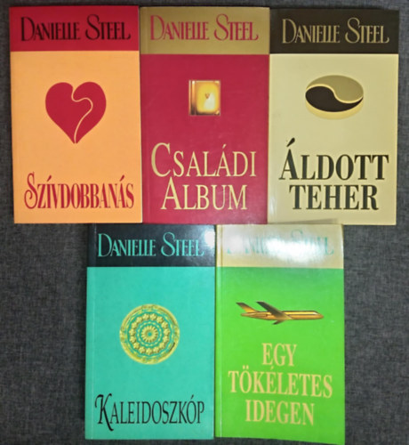 Danielle Steel - (5db) Danielle Steel romantikus k�nyvcsomag: Szavdobban�s / Csal�di album / �ldott teher / Kaleidoszk�p / Egy t�k�letes idegen