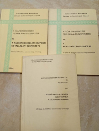 Somogyin� Dr. Hegyi Anna (szerk.), Tur�czi �goston, Dr. Sipos Zolt�n, D�rin� Dr. T�rzs�k �va - 3 db tank�nyv A k�lkereskedelem technik�ja �s szervez�se t�rgyhoz - IV. (A k�lkereskedelem k�zponti �s v�llalati szervezete),VII. (Nemzetk�zi �rufuvaroz�s), VIII. (Biztos�that� kock�zatok �s biztos�t�suk a k�lkereskedelemben)
