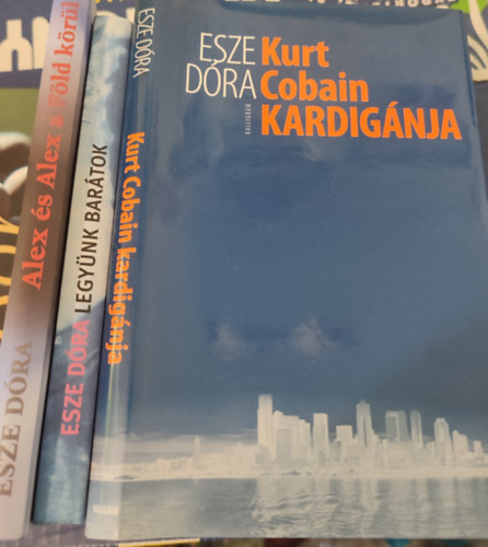 Esze D�ra - Kurt Cobain kardig�nja, Legy�nk bar�tok, Alex �s Alex a F�ld k�r�l, 3 db reg�ny