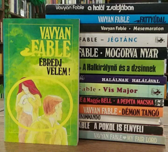 Vavyan Fabe - 14 db KÖNYVMENTŐ AJÁNLAT, krimi: A halál zsoldjában+ Ébredj velem!+ Fattyúdal+ Mesemaraton+ Jégtánc+ Mogorva nyár+ A Halkirálynő és a dzsinnek+ Halálnak halálával+ Vis Major+ A pepita macska+ Démon tangó+ Kriplikommandó+ A pokol is